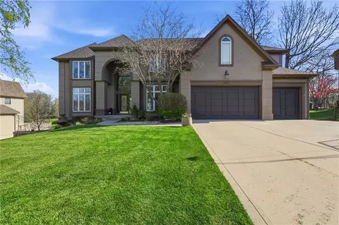 9227 Redbud Ln, Lenexa, KS 66220