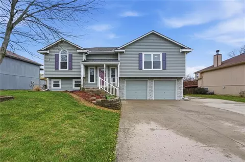 1707 Shelby Dr, Raymore, MO 64083
