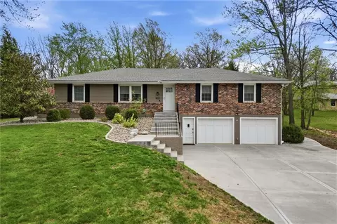 7401 NW Eastside Dr, Weatherby Lake, MO 64152