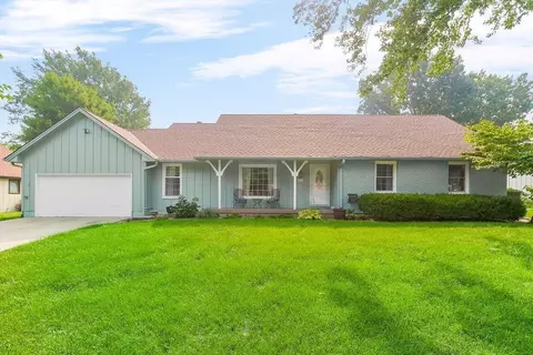 319 SE Ridgeview Dr, Lees Summit, MO 64063