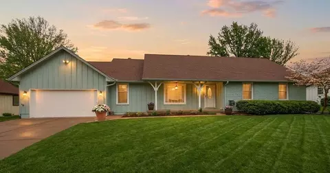 319 SE Ridgeview Dr, Lees Summit, MO 64063