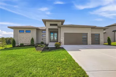 1117 Hummingbird Ct, Greenwood, MO 64034