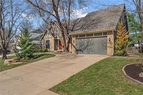 908 Easy St, Lawrence, KS 66049