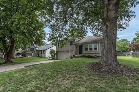 9132 Darnell St, Lenexa, KS 66215
