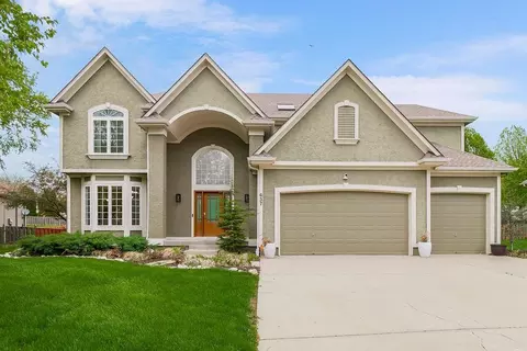 637 NE Sundance Trl, Lees Summit, MO 64086