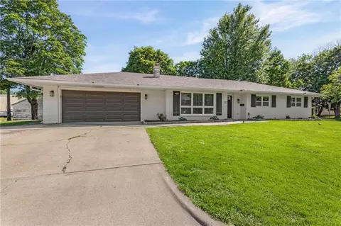123 W Douglas St, Iola, KS 66749