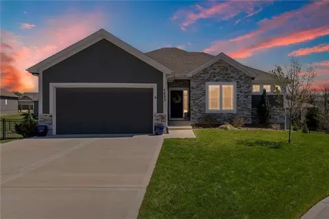 7425 NW Douglas Ct, Parkville, MO 64152