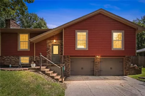 6817 NW Pleasant View Dr, Parkville, MO 64152
