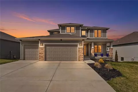 7080 NW Forest Lakes Dr, Parkville, MO 64152