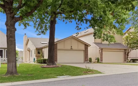 12025 Hemlock St, Overland Park, KS 66213
