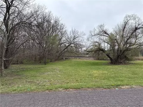 E 5th Street, Edgerton, KS 66021