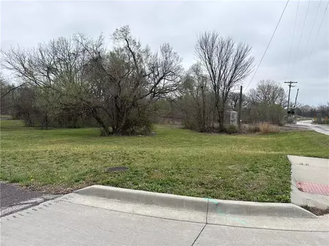 E 5th Street, Edgerton, KS 66021