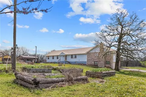 471 County Road F, Centerview, MO 64019