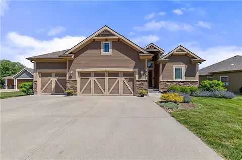 800 E 13th Ter, Kearney, MO 64060