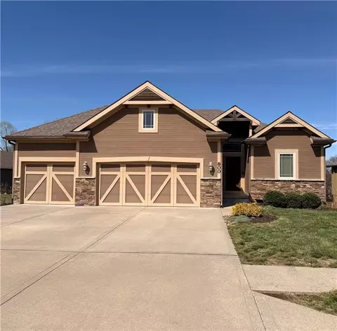 800 E 13th Ter, Kearney, MO 64060