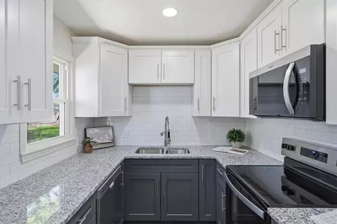 3105 Porter Rd, Independence, MO 64055