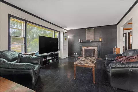 9101 E 65th St, Raytown, MO 64133