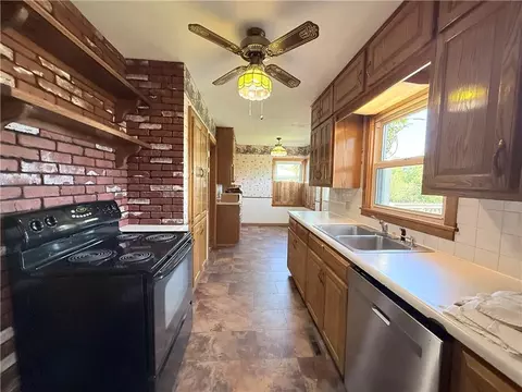 9604 E 32nd St, Independence, MO 64052