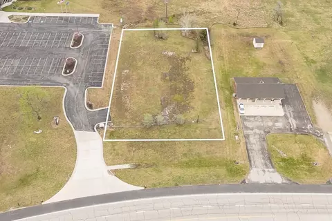 215 State Ave, Tonganoxie, KS 66086