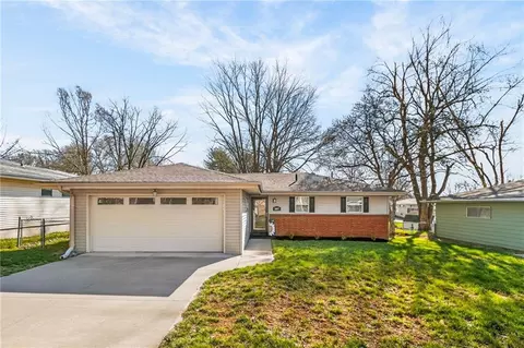 3407 E Lantern Ln, Saint Joseph, MO 64506