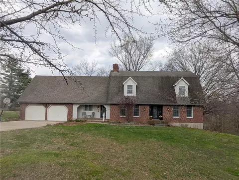 106 Walnut Dr, Carrollton, MO 64633