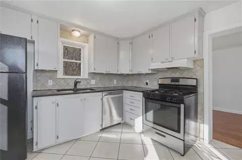 Kitchen - 20118 E Truman Rd, Independence, MO 64056 photo 2 of 3
