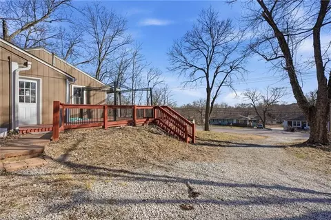 Exterior - 20118 E Truman Rd, Independence, MO 64056 photo 4 of 5