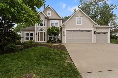 10200 Magnolia Ln, Parkville, MO 64152