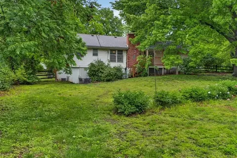Exterior - 413 SW Sunset Dr, Lees Summit, MO 64081 photo 4 of 6