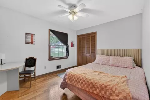 Bedroom - 413 SW Sunset Dr, Lees Summit, MO 64081 photo 1 of 5