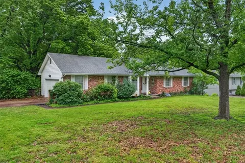 Exterior - 413 SW Sunset Dr, Lees Summit, MO 64081 photo 2 of 6