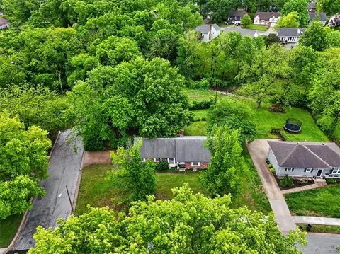 View/Area - 413 SW Sunset Dr, Lees Summit, MO 64081 photo 1 of 5