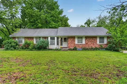 413 SW Sunset Dr, Lees Summit, MO 64081