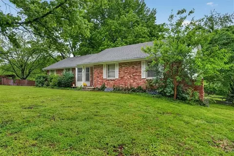 Exterior - 413 SW Sunset Dr, Lees Summit, MO 64081 photo 3 of 6