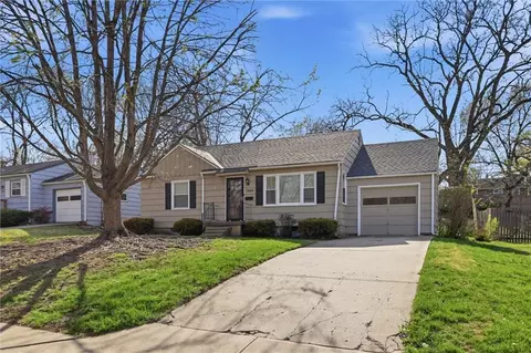 7824 Juniper St, Prairie Village, KS 66208