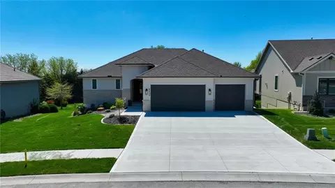 4209 NE Hideaway Dr, Lees Summit, MO 64064