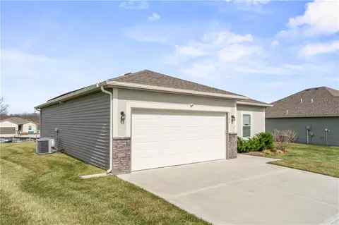 Exterior - 2104 Crestview Pl, Raymore, MO 64083 photo 4 of 6