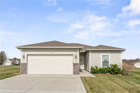 Exterior - 2104 Crestview Pl, Raymore, MO 64083 photo 2 of 6