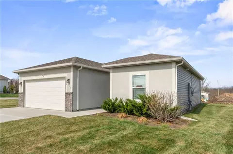 Exterior - 2104 Crestview Pl, Raymore, MO 64083 photo 3 of 6
