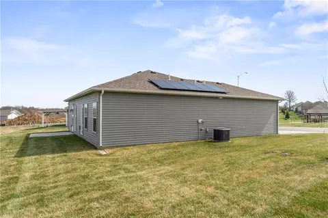 Exterior - 2104 Crestview Pl, Raymore, MO 64083 photo 5 of 6