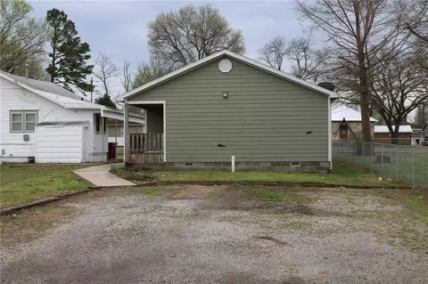 Exterior - 405 E Jackson St, Pittsburg, KS 66762 photo 3 of 3