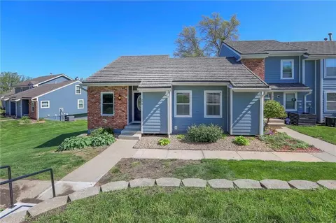 270 NE Bayview Dr, Lees Summit, MO 64064