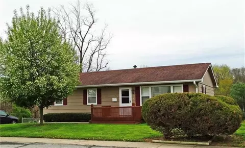 409 5th St, Weston, MO 64098