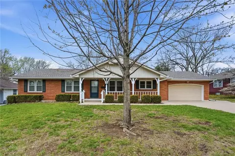 206 NW Woodbine Ave, Lees Summit, MO 64063