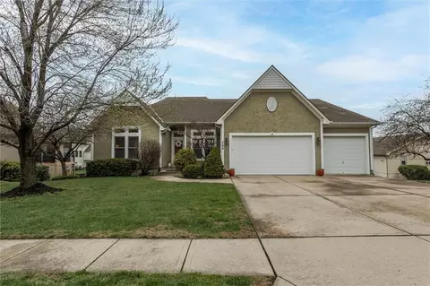 700 SW Winterstar Dr, Lees Summit, MO 64081