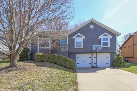 1229 Applewood St, Lees Summit, MO 64086