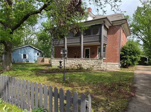 612 W Cherry St, Nevada, MO 64772