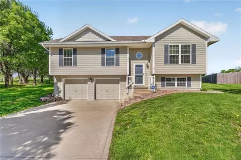 202 E 22nd St, Kearney, MO 64060