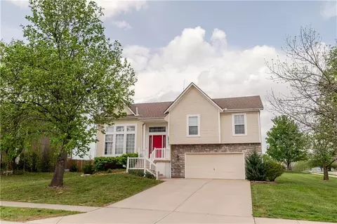 12212 Clubhouse Dr, Kansas City, KS 66109