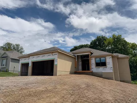 10787 Genesis Dr, Parkville, MO 64152